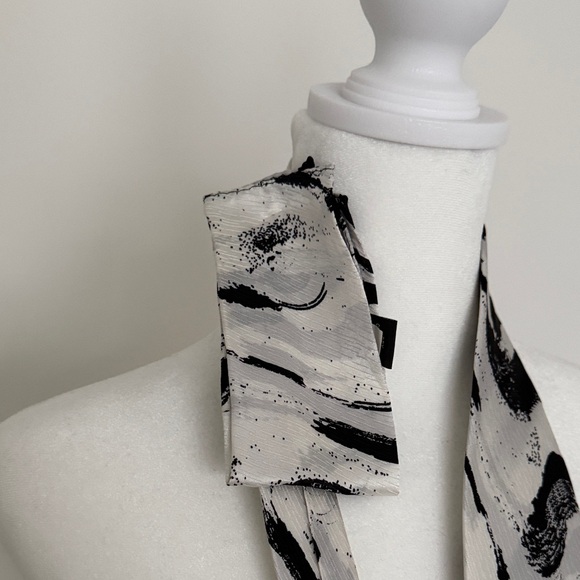 Enrico Capucci 100% silk handmade Elegant Black and White Men\'s neckwear